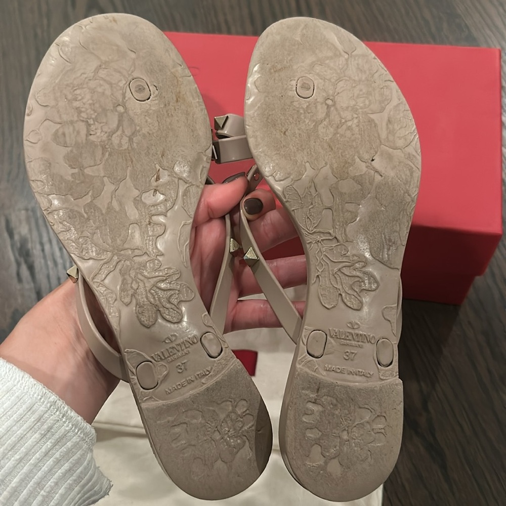 Valentino Garavani Rockstud Bow Thong Sandals in Beige - Picture 3 of 10